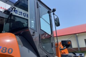 サムネイル: 令和6年　日立ZW80S-5B　0.9㎥　バケット幅199cm　使用時間144HR!!　ダブルヒーター スパイク　検令和8年11月