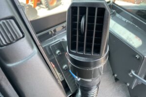 サムネイル: 令和6年　日立ZW80S-5B　0.9㎥　バケット幅199cm　使用時間144HR!!　ダブルヒーター スパイク　検令和8年11月