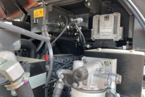 サムネイル: 令和6年　日立ZW80S-5B　0.9㎥　バケット幅199cm　使用時間144HR!!　ダブルヒーター スパイク　検令和8年11月