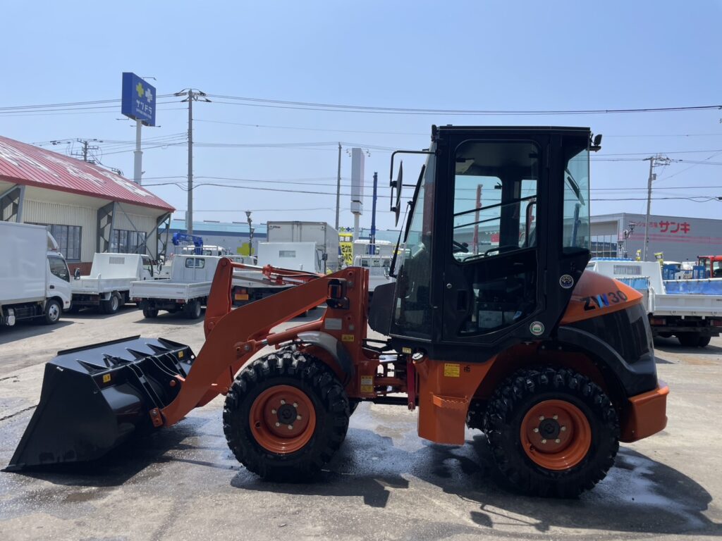 令和6年　日立　ZW30-5B　0.4㎥　バケット幅169cm　使用時間5HR‼　スノータイヤ　ダブルヒーター