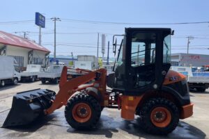 サムネイル: 令和6年　日立　ZW30-5B　0.4㎥　バケット幅169cm　使用時間5HR‼　スノータイヤ　ダブルヒーター