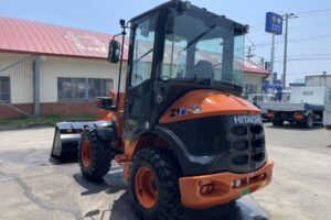 サムネイル: 令和6年　日立　ZW30-5B　0.4㎥　バケット幅169cm　使用時間5HR‼　スノータイヤ　ダブルヒーター