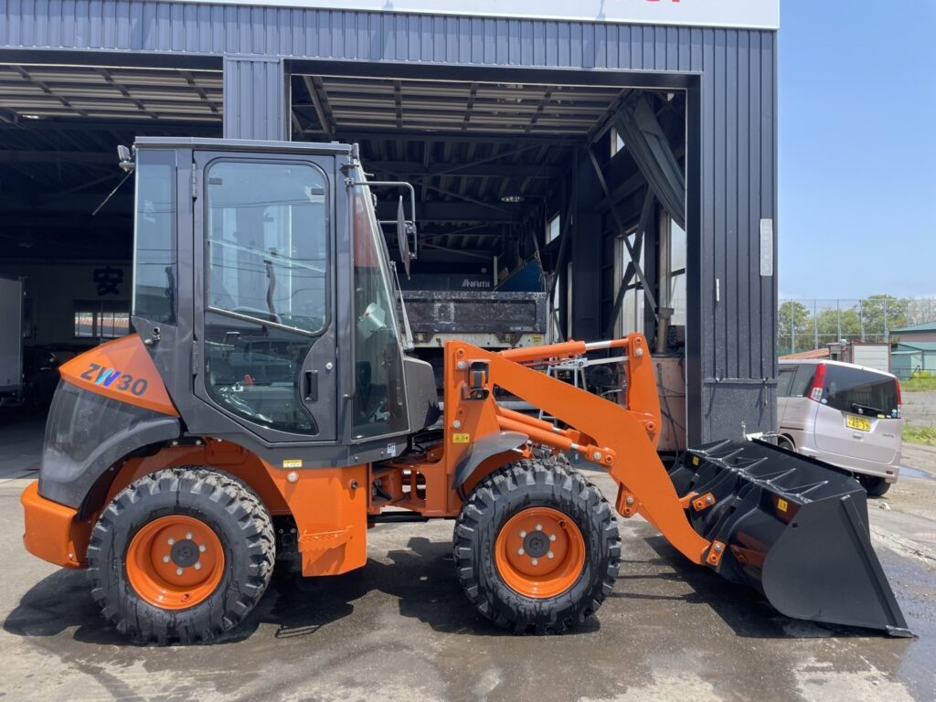 令和6年　日立　ZW30-5B　0.4㎥　バケット幅169cm　使用時間5HR‼　スノータイヤ　ダブルヒーター