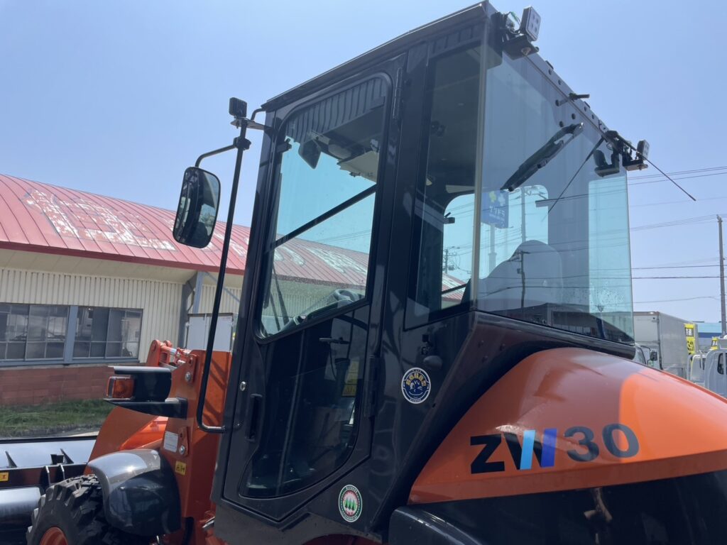令和6年　日立　ZW30-5B　0.4㎥　バケット幅169cm　使用時間5HR‼　スノータイヤ　ダブルヒーター