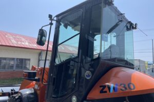 サムネイル: 令和6年　日立　ZW30-5B　0.4㎥　バケット幅169cm　使用時間5HR‼　スノータイヤ　ダブルヒーター