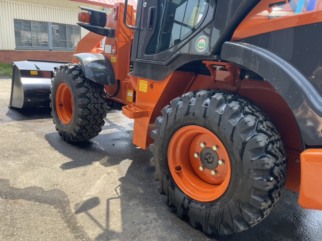 令和6年　日立　ZW30-5B　0.4㎥　バケット幅169cm　使用時間5HR‼　スノータイヤ　ダブルヒーター