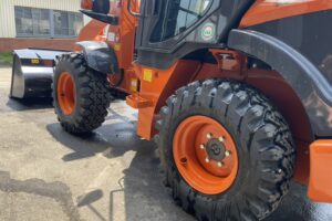 サムネイル: 令和6年　日立　ZW30-5B　0.4㎥　バケット幅169cm　使用時間5HR‼　スノータイヤ　ダブルヒーター