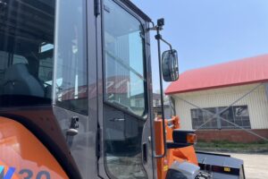 サムネイル: 令和6年　日立　ZW30-5B　0.4㎥　バケット幅169cm　使用時間5HR‼　スノータイヤ　ダブルヒーター