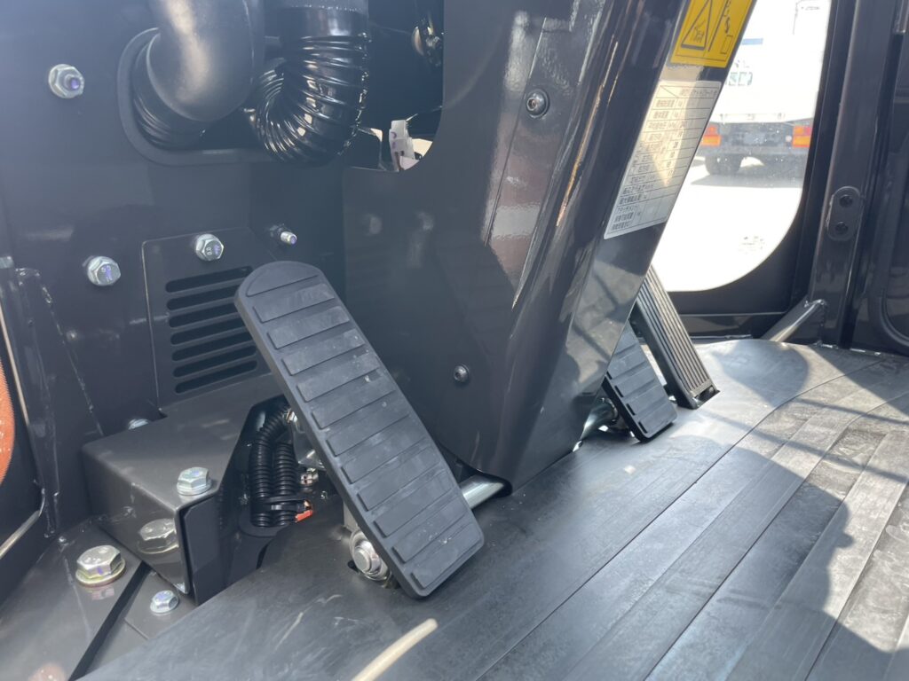 令和6年　日立　ZW30-5B　0.4㎥　バケット幅169cm　使用時間5HR‼　スノータイヤ　ダブルヒーター