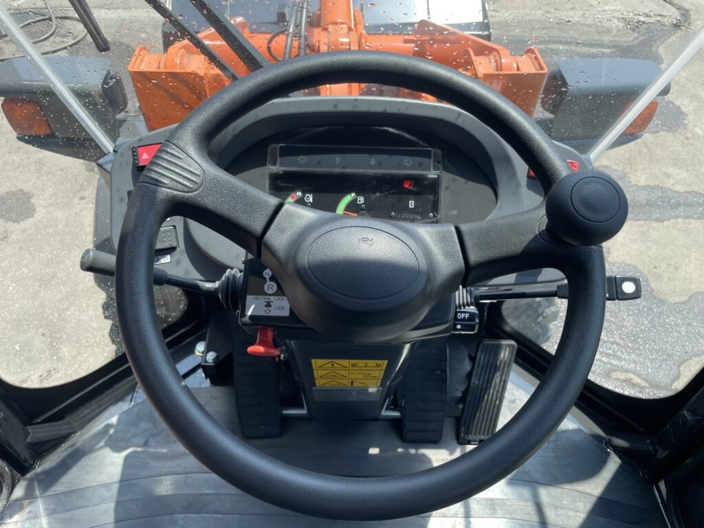 令和6年　日立　ZW30-5B　0.4㎥　バケット幅169cm　使用時間5HR‼　スノータイヤ　ダブルヒーター