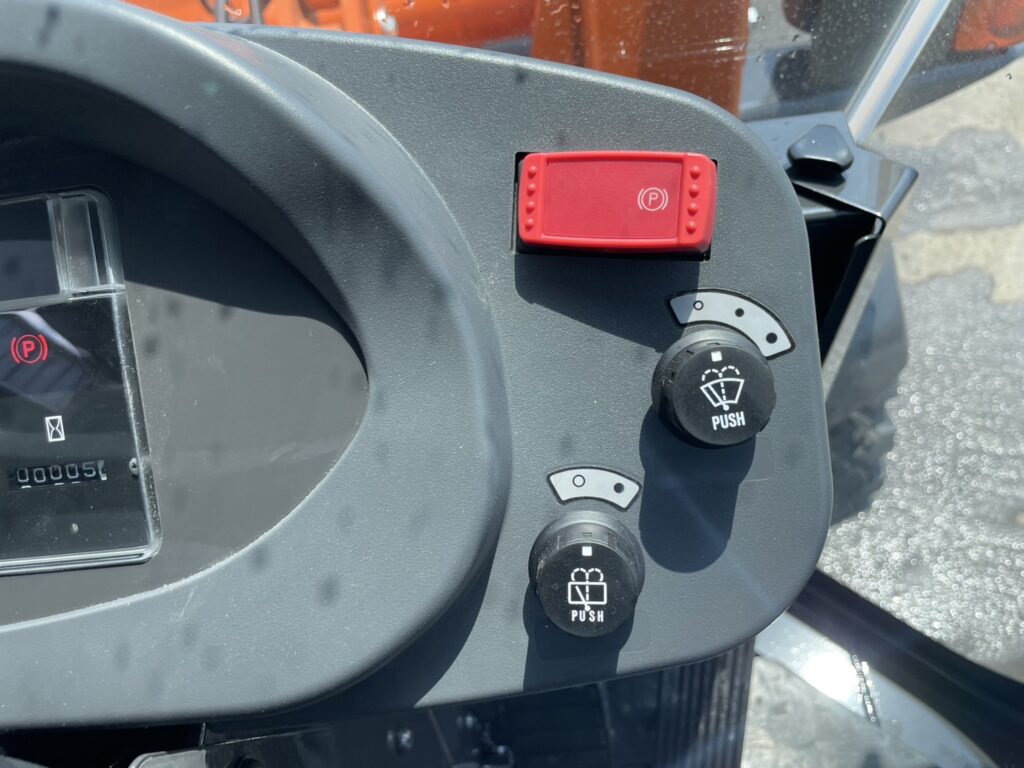 令和6年　日立　ZW30-5B　0.4㎥　バケット幅169cm　使用時間5HR‼　スノータイヤ　ダブルヒーター