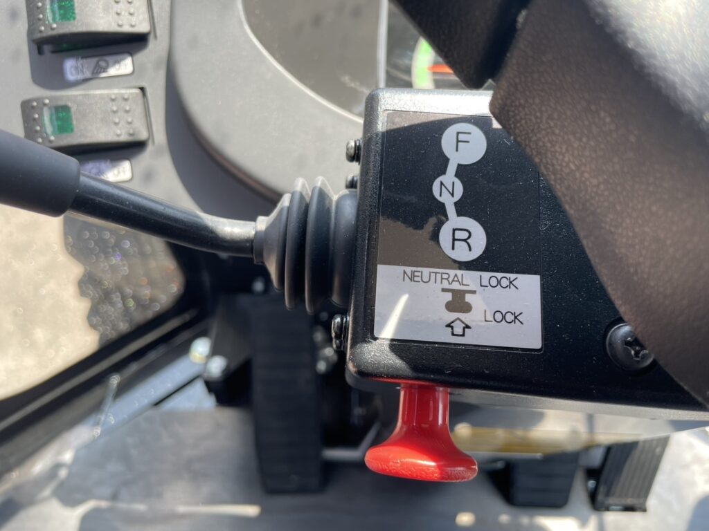 令和6年　日立　ZW30-5B　0.4㎥　バケット幅169cm　使用時間5HR‼　スノータイヤ　ダブルヒーター