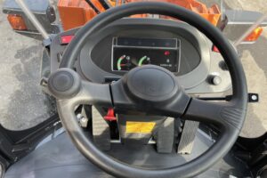 サムネイル: 令和6年　日立　ZW30-5B　0.4㎥　バケット幅169cm　使用時間16時間　スノータイヤ　ダブルヒーター