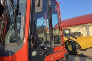 サムネイル: 平成18年　クボタR420D　0.4㎥　バケット幅158cm　盗難防止装置付き　使用時間1970HR