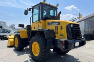 サムネイル: 平成25年　コマツ　WA100-6　1.3立米　スノースパイクタイヤ★全塗装済！★（車検令和9年4月）