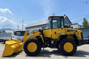 サムネイル: 平成25年　コマツ　WA100-6　1.3立米　スノースパイクタイヤ★全塗装済！★（車検令和9年4月）