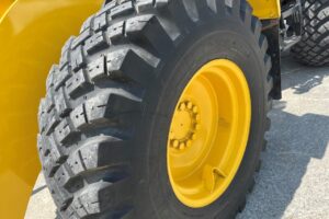 サムネイル: 平成25年　コマツ　WA100-6　1.3立米　スノースパイクタイヤ★全塗装済！★（車検令和9年4月）