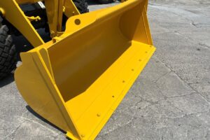 サムネイル: 平成25年　コマツ　WA100-6　1.3立米　スノースパイクタイヤ★全塗装済！★（車検令和9年4月）