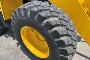 サムネイル: 平成25年　コマツ　WA100-6　1.3立米　スノースパイクタイヤ★全塗装済！★（車検令和9年4月）