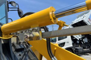 サムネイル: 平成25年　コマツ　WA100-6　1.3立米　スノースパイクタイヤ★全塗装済！★（車検令和9年4月）