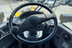 サムネイル: 平成25年　コマツ　WA100-6　1.3立米　スノースパイクタイヤ★全塗装済！★（車検令和9年4月）