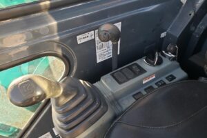 サムネイル: 平成30年　コベルコ　SKU80UR-6E　0.28立米　オフセットブーム・クレーン仕様・後方超小旋廻