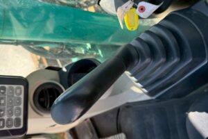 サムネイル: 平成２９年　コベルコ　油圧ショベル　ＳＡ１３５ＳＲＤ－３　★0.5立米　★複合配管付