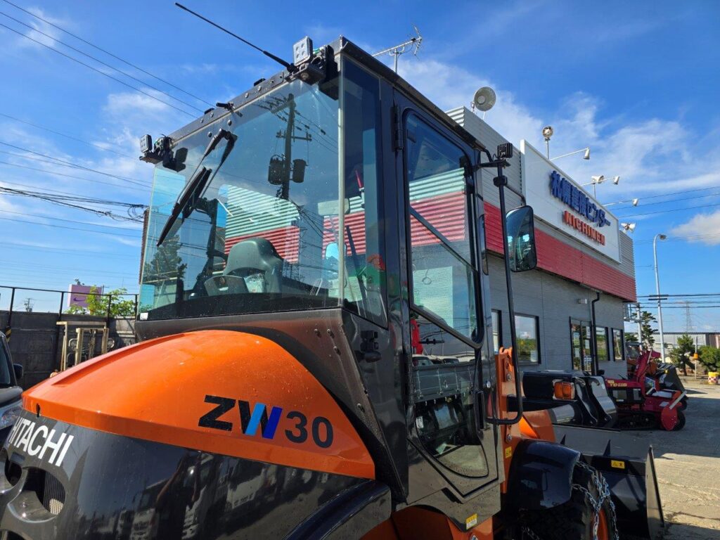 令和６年　日立　ZＷ30-5Ｂ　0.4立米　ダブルヒーター仕様・スノータイヤ・チェーン付　★使用時間55時間！★
