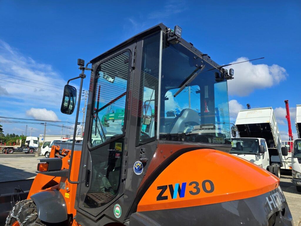 令和６年　日立　ZＷ30-5Ｂ　0.4立米　ダブルヒーター仕様・スノータイヤ・チェーン付　★使用時間55時間！★