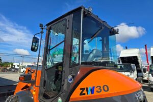 サムネイル: 令和６年　日立　ZＷ30-5Ｂ　0.4立米　ダブルヒーター仕様・スノータイヤ・チェーン付　★使用時間55時間！★