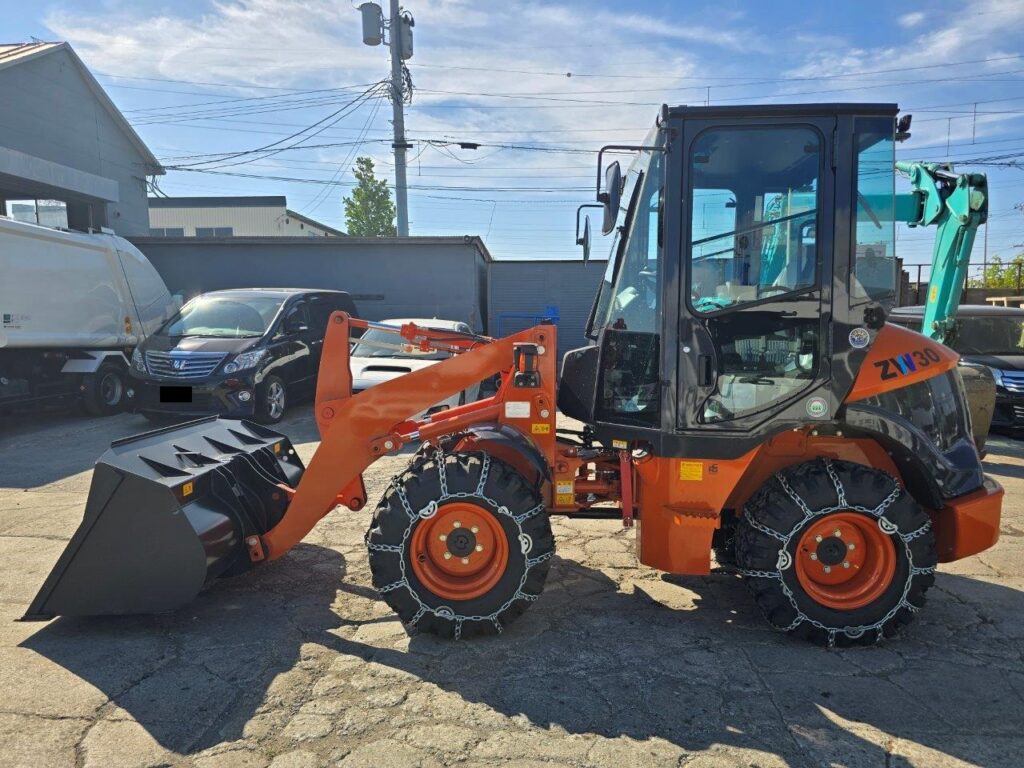 令和６年　日立　ZＷ30-5Ｂ　0.4立米　ダブルヒーター仕様・スノータイヤ・チェーン付　★使用時間55時間！★