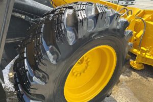 サムネイル: 平成22年　コマツ　WA100-5Y　1.3立米　Wキャビン・ワンタッチ式スノウプラウ・走行ダンパ・エアコン・バケット付（車検令和8年6月）