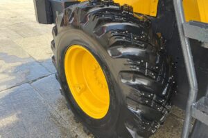 サムネイル: 平成22年　コマツ　WA100-5Y　1.3立米　Wキャビン・ワンタッチ式スノウプラウ・走行ダンパ・エアコン・バケット付（車検令和8年6月）