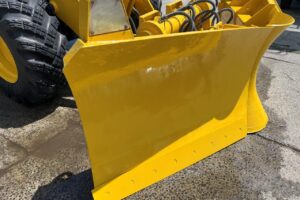 サムネイル: 平成22年　コマツ　WA100-5Y　1.3立米　Wキャビン・ワンタッチ式スノウプラウ・走行ダンパ・エアコン・バケット付（車検令和8年6月）