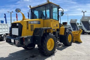 サムネイル: 平成22年　コマツ　WA100-5Y　1.3立米　Wキャビン・ワンタッチ式スノウプラウ・走行ダンパ・エアコン・バケット付（車検令和8年6月）