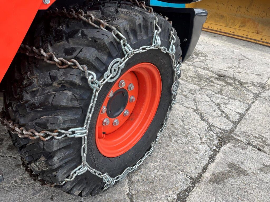 令和５年　クボタ　R430M　0.4立米　スノータイヤ（チェーン付）・盗難防止装置装着機