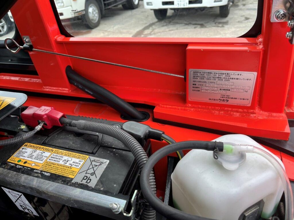 令和５年　クボタ　R430M　0.4立米　スノータイヤ（チェーン付）・盗難防止装置装着機