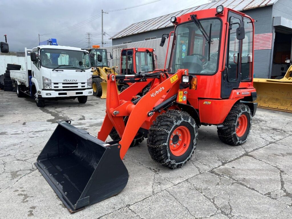 令和５年　クボタ　R430M　0.4立米　スノータイヤ（チェーン付）・盗難防止装置装着機