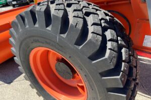 サムネイル: 平成26年　日立　ZW90　1.1立米　スノースパイクタイヤ装着車（車検令和8年10月）