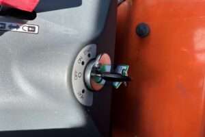 サムネイル: 平成26年　日立　ZW90　1.1立米　スノースパイクタイヤ装着車（車検令和8年10月）