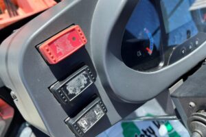 サムネイル: 平成26年　日立　ZW90　1.1立米　スノースパイクタイヤ装着車（車検令和8年10月）