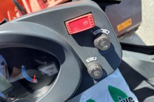 サムネイル: 平成26年　日立　ZW90　1.1立米　スノースパイクタイヤ装着車（車検令和8年10月）
