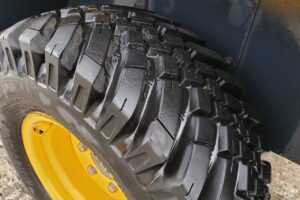 サムネイル: 平成22年　ヤンマー　V3-6　スノータイヤ・シングル配管付・使用時間５３５時間　0.4立米