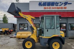 サムネイル: 平成22年　ヤンマー　V3-6　スノータイヤ・シングル配管付・使用時間５３５時間　0.4立米