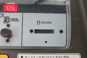 サムネイル: 平成22年　ヤンマー　V3-6　スノータイヤ・シングル配管付・使用時間５３５時間　0.4立米
