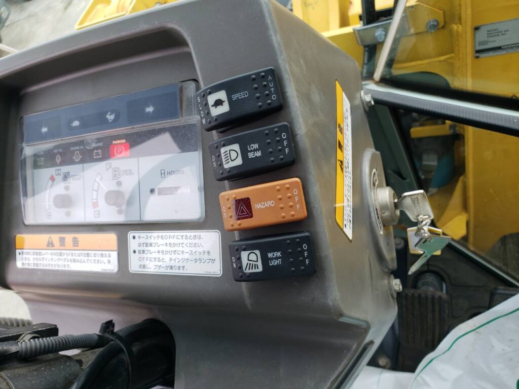 平成22年　ヤンマー　V3-6　スノータイヤ・シングル配管付・使用時間５３５時間　0.4立米
