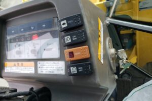 サムネイル: 平成22年　ヤンマー　V3-6　スノータイヤ・シングル配管付・使用時間５３５時間　0.4立米