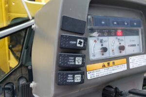 サムネイル: 平成22年　ヤンマー　V3-6　スノータイヤ・シングル配管付・使用時間５３５時間　0.4立米