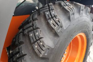 サムネイル: 令和６年　日立　ZW100-6　スノースパイクタイヤ・エアコン付　1.3立米（車検令和8年12月）