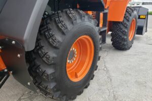 サムネイル: 令和６年　日立　ZW100-6　スノースパイクタイヤ・エアコン付　1.3立米（車検令和8年12月）